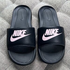 Women’s Nike Slides - Black & Pink - Like new condition!